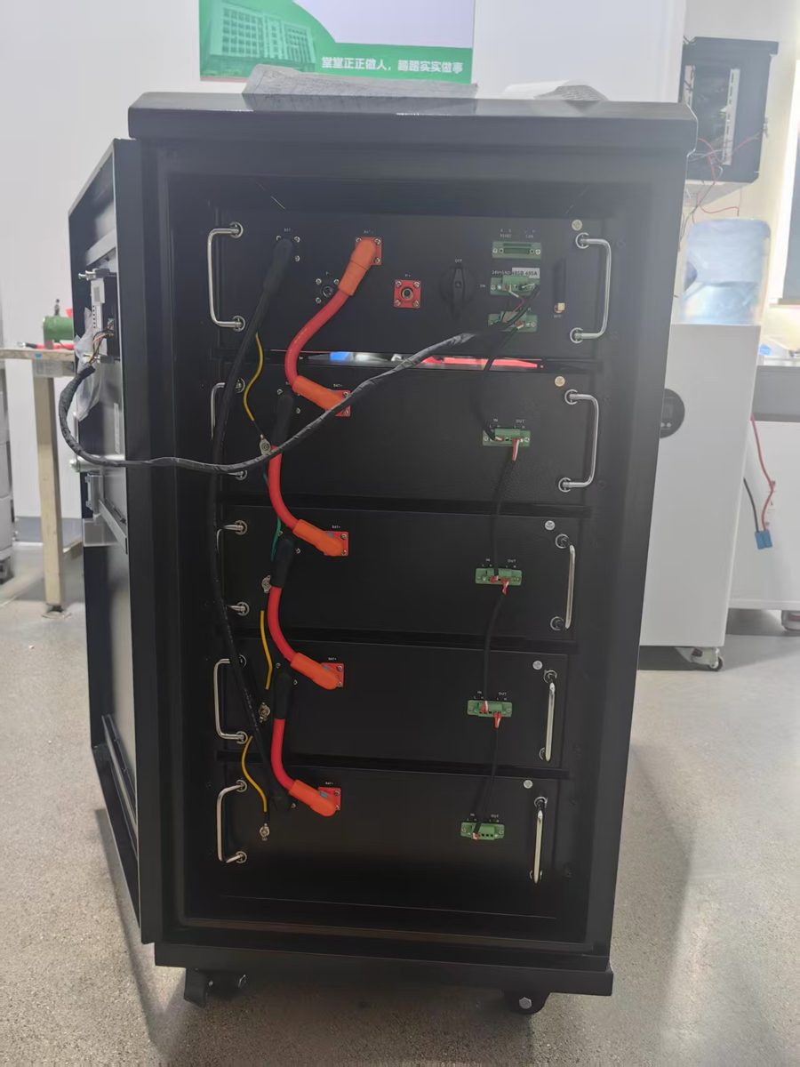 XGW 384V 100Ah LiFePO4 UPS battery cabinet, five-module rack with high-voltage busbars and BMS communication interface.